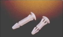 園底隔離柱一端扣緊底板，一端插入PC板。